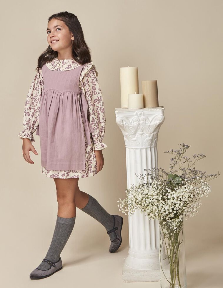 Robe à fleurs avec tablier violet
