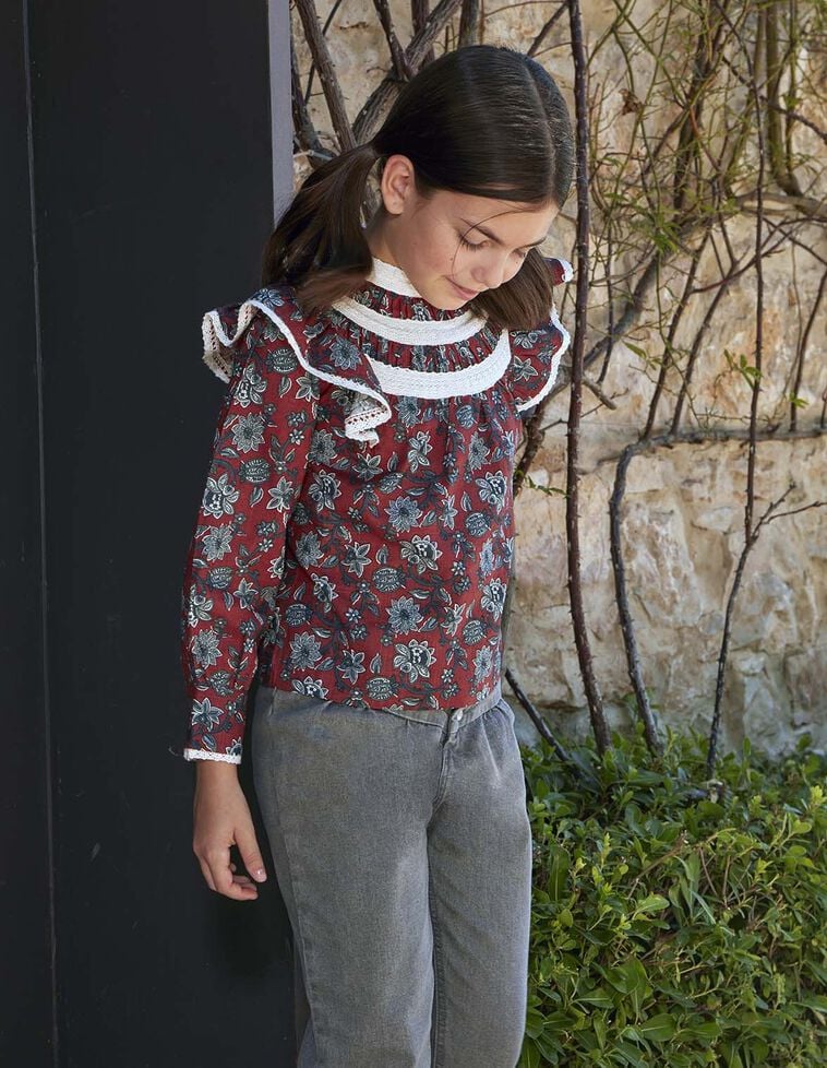 Blusa floral com folhos e tiras bordadas granada Blusa floral com folhos e tiras bordadas granada