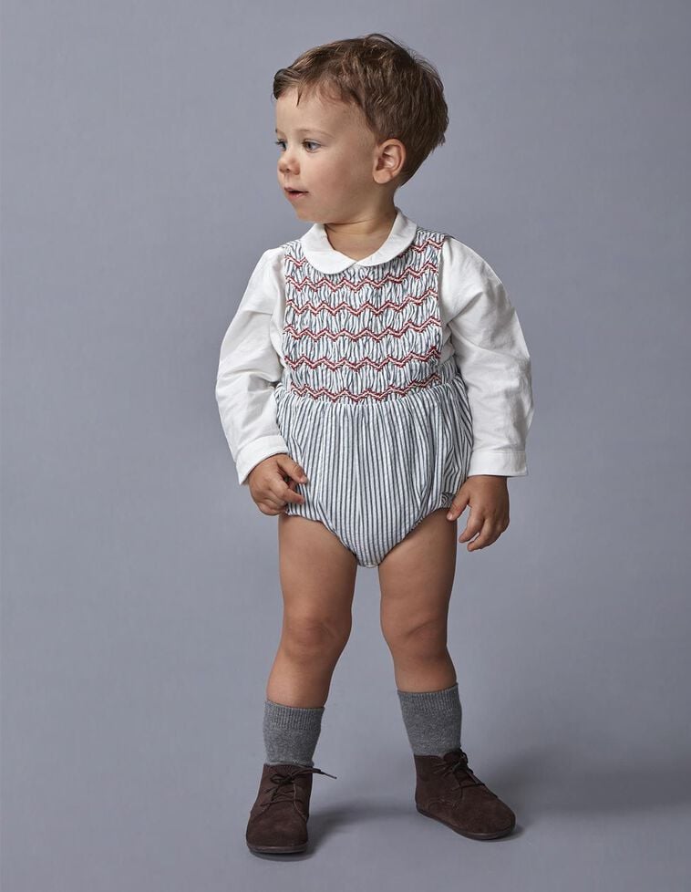 Macacão às riscas com smock azul claro Macacão às riscas com smock azul claro