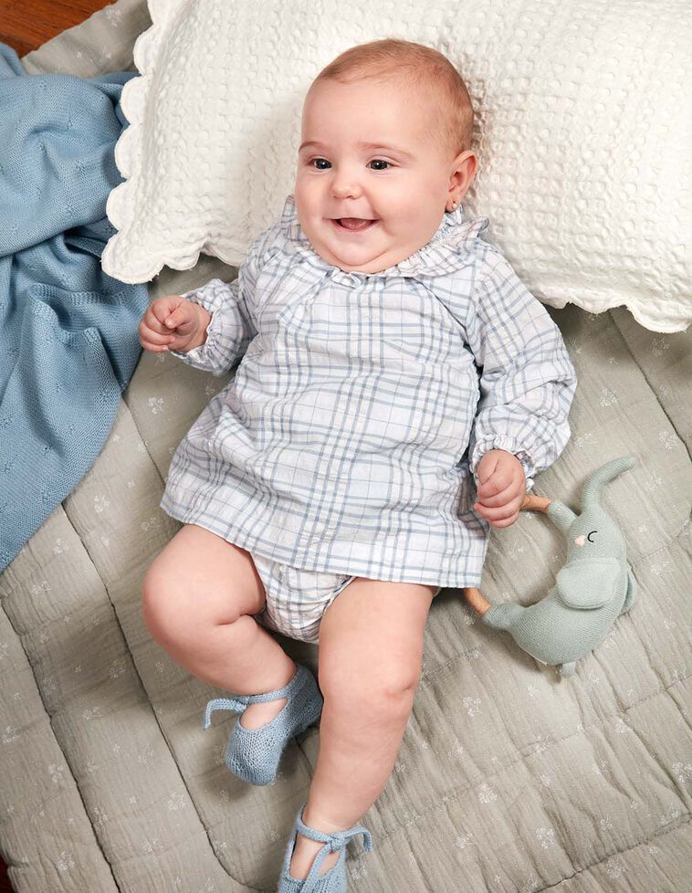 Robe smockée bleu clair à col volanté