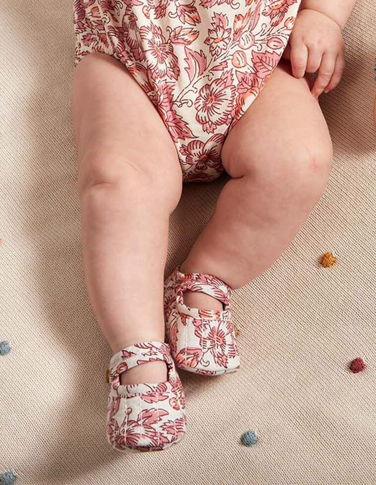 Gesteppte bedruckte Babiestiefelchen in Weiß