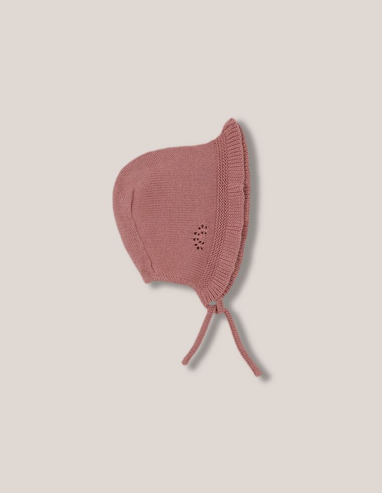 Bonnet rose en tricot ajouré avec volant
