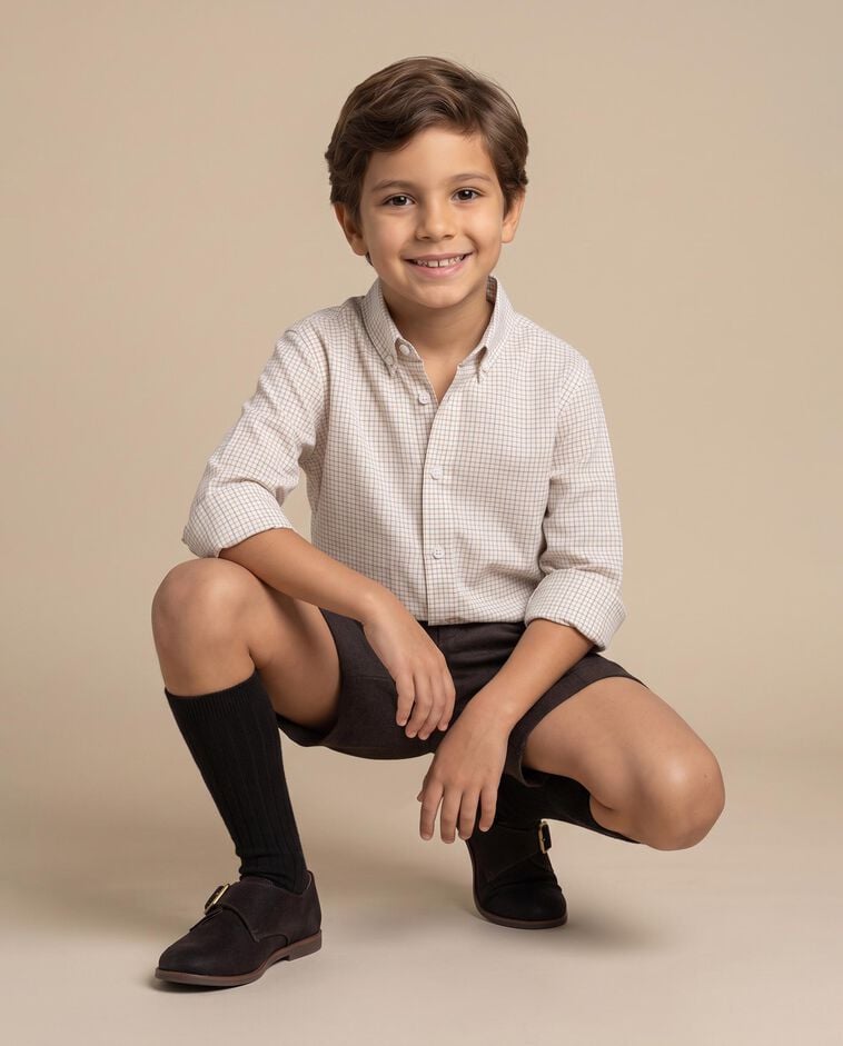 Camisa azul xadrez janela menino