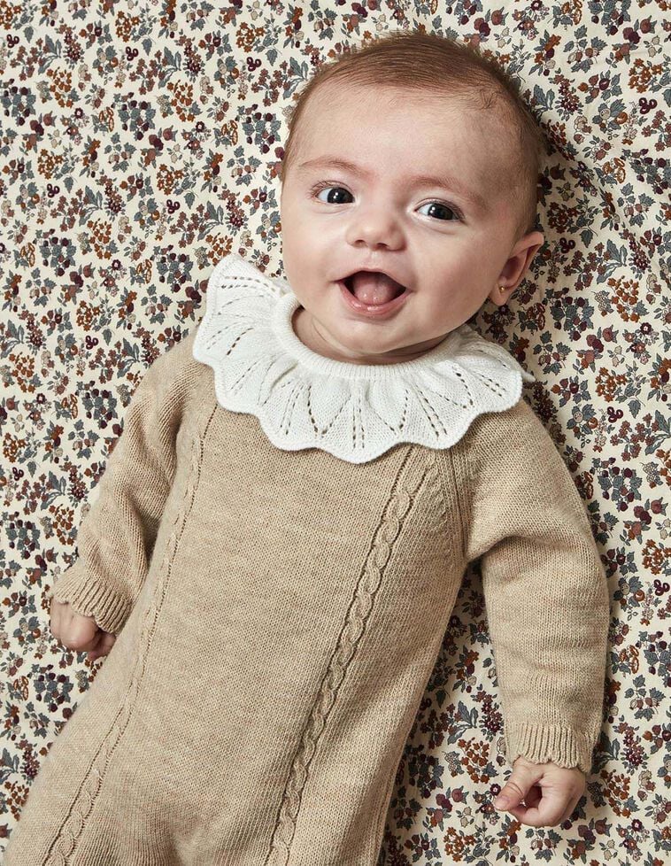 Strampler aus Wolle mit Achter-Muster und Rollkragen, in Hellbraun