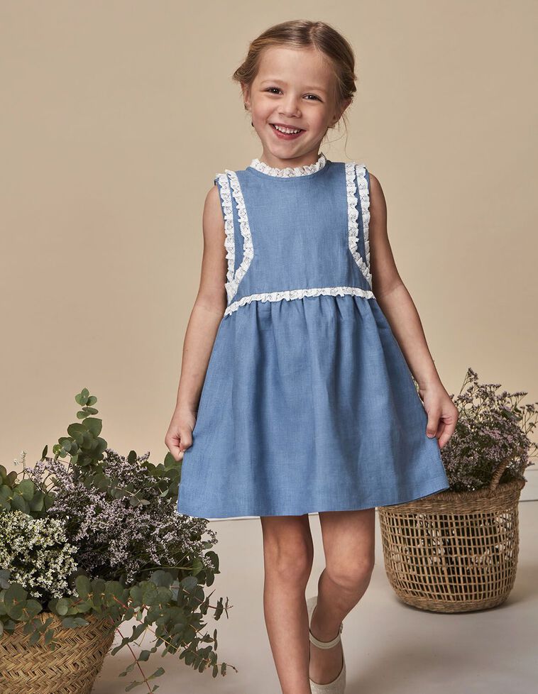 Robe en lin bleu clair avec bandes brodées