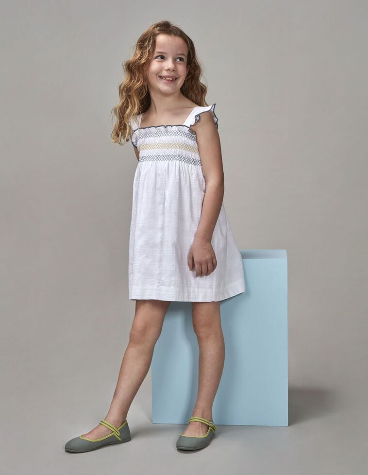 Robe blanche avec élastiques sur fond blanc