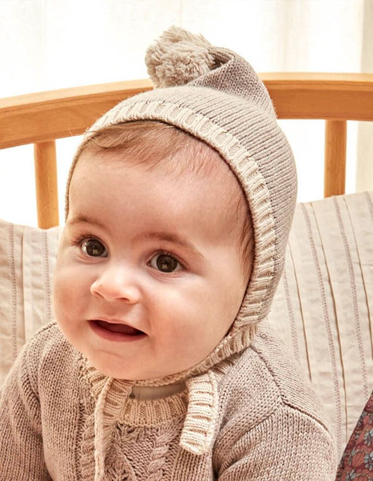 Bonnet type capuche en tricot point de riz avec pompon jaune