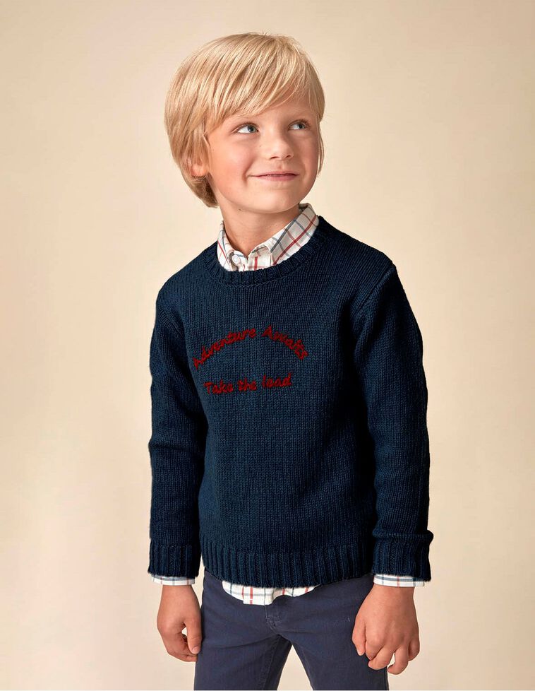 Pull vert avec broderies