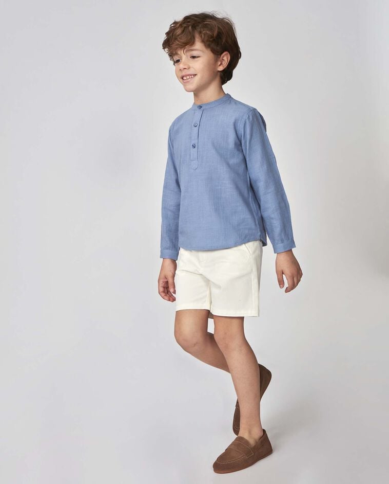 Camisa tipo polo azul claro
