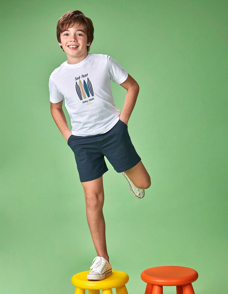 T-shirt branca estampada com pranchas de surf