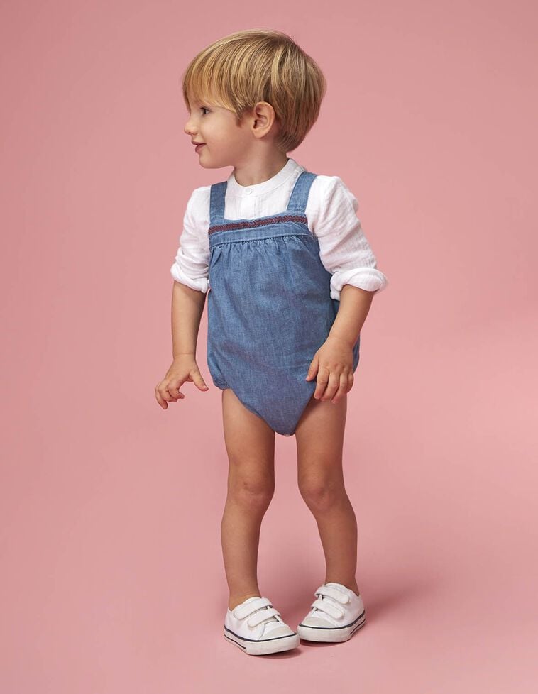 Grenouillère en jean avec broderie bleu clair