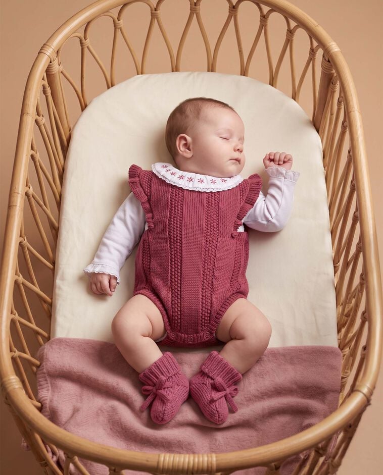 Barboteuse rose en maille nouveau-n&eacute;