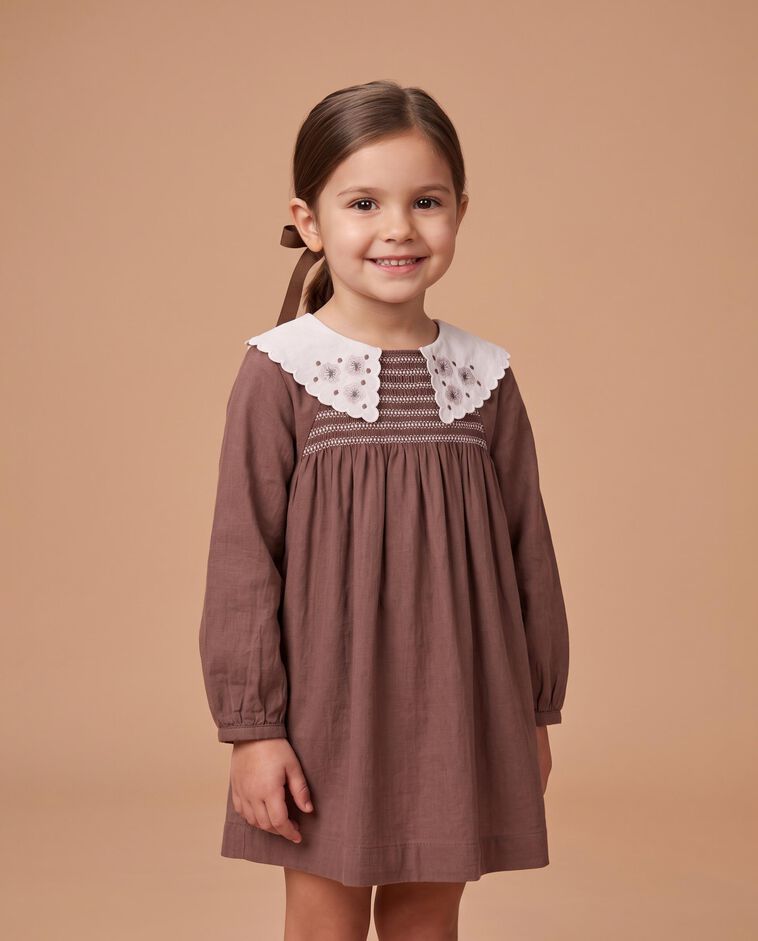 Vestido castanho com nido de abelha menina