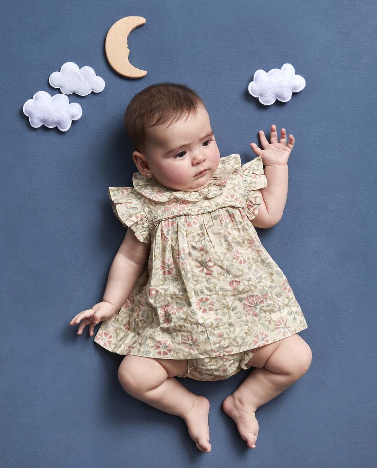 Kurzes Kleid mit Aufdruck und Windelh&ouml;schen in Hellbeige