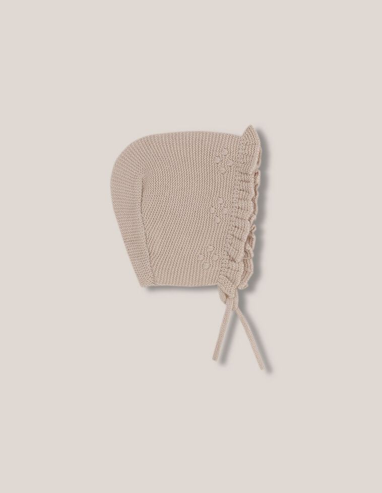 Bonnet type capuche avec volant et ornement marron