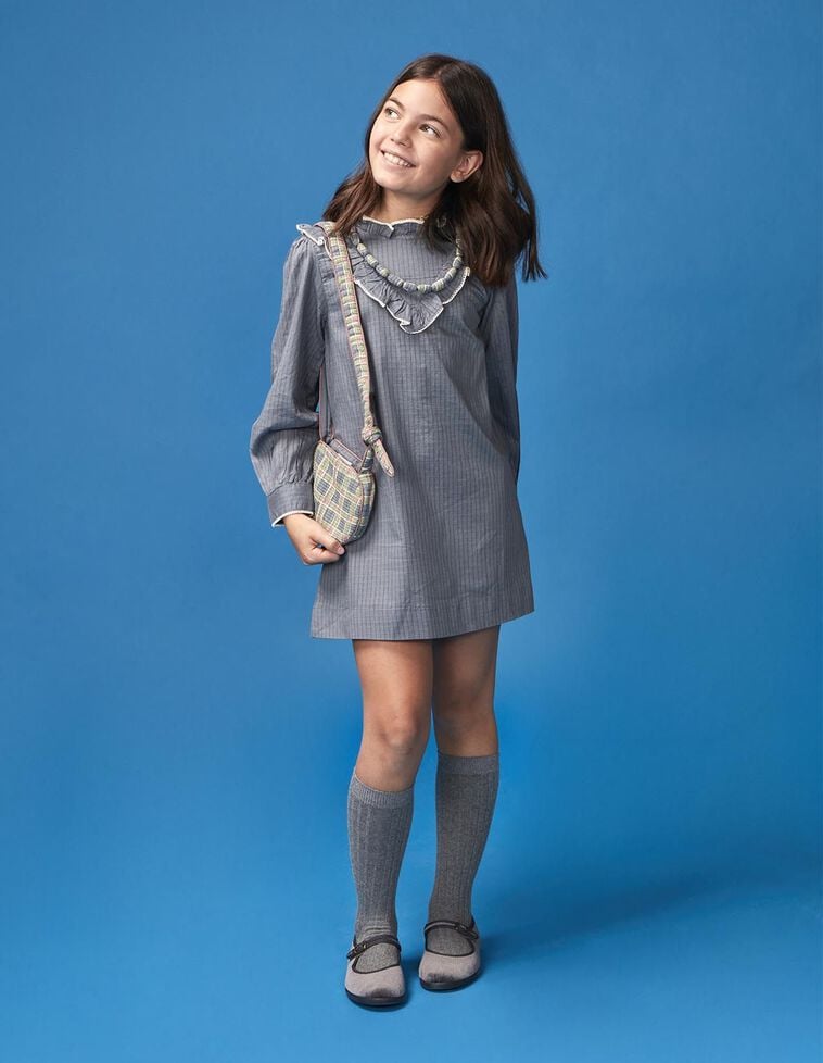 Kleid mit Rüschen und hohem Kragen, in Blau Kleid mit Rüschen und hohem Kragen, in Blau