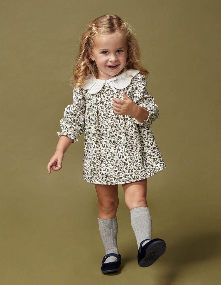 Kleid mit kleinen Blumen, in Weiß