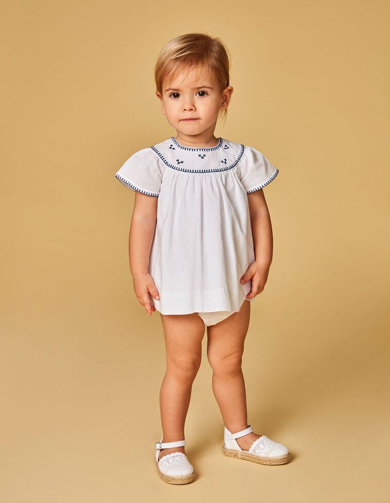 Vestito color bianco con bordi color blu
