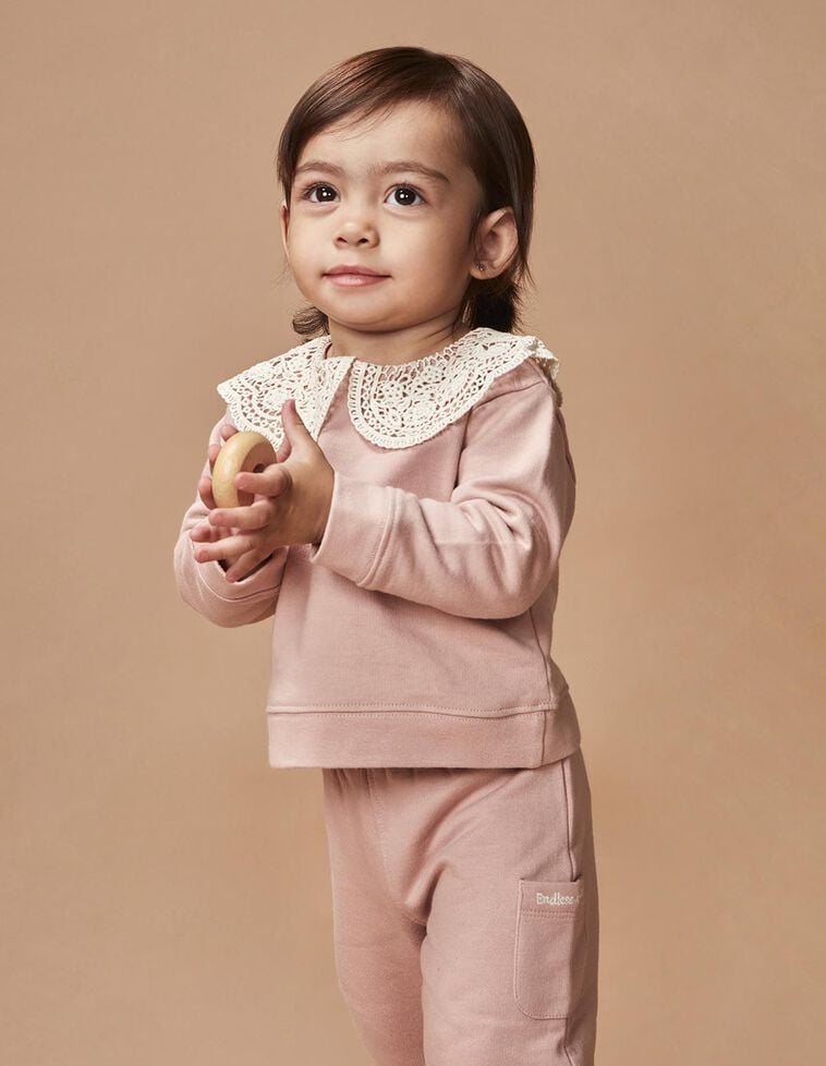 Sweatshirt com gola em croché lilás