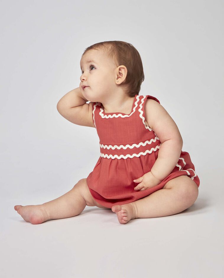 Vestido com la&ccedil;o laranja