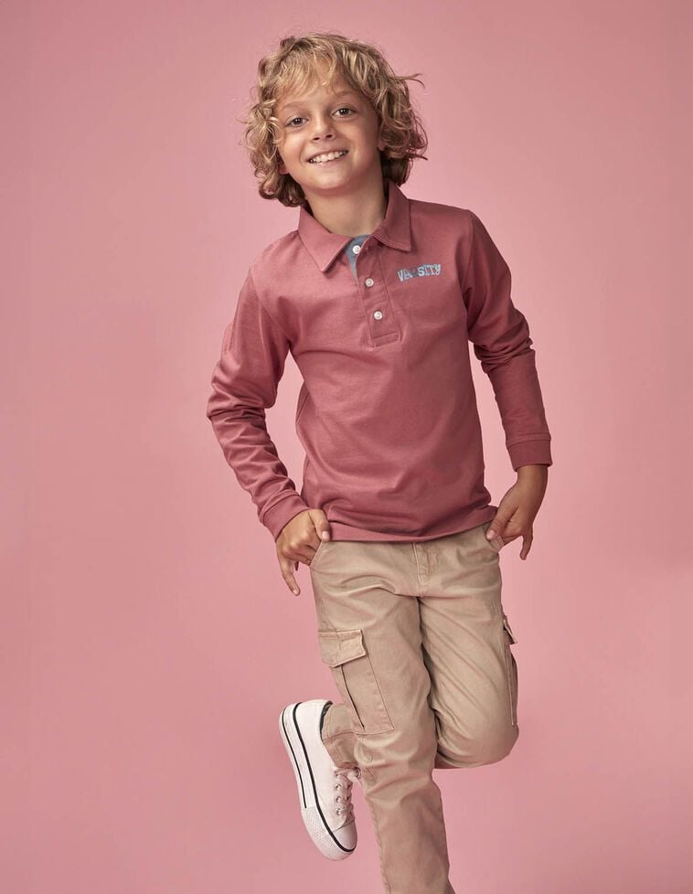 Polo liso com gráfico nas costas rosa