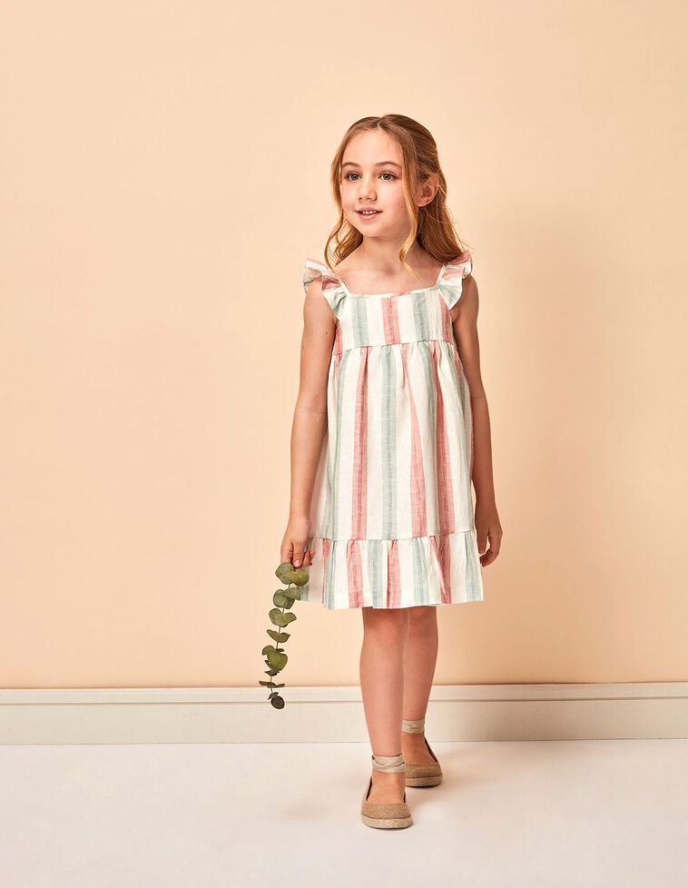 Vestido com padrão de riscas de várias cores em linho.