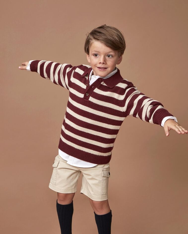 Camisola vermelha tipo polo &agrave;s riscas menino