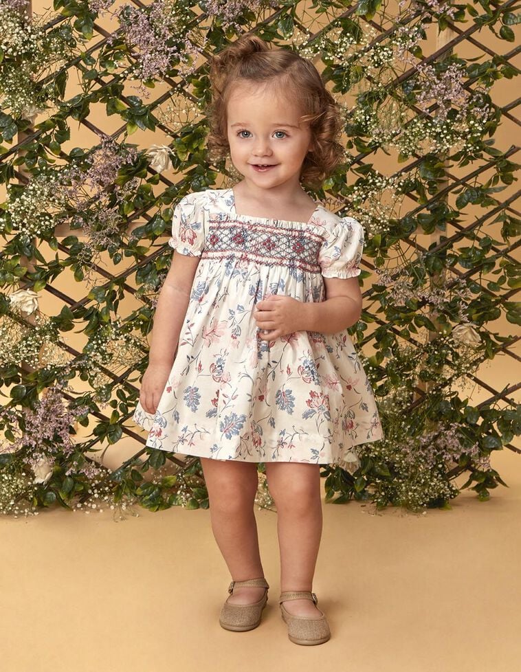 Robe blanche à fleurs avec nid d'abeille et manches courtes