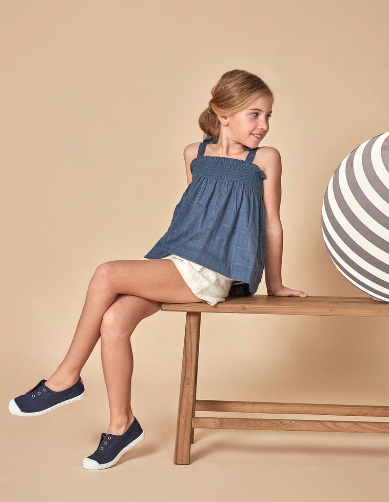 Blusa de plumeti azul com engomado no peito 