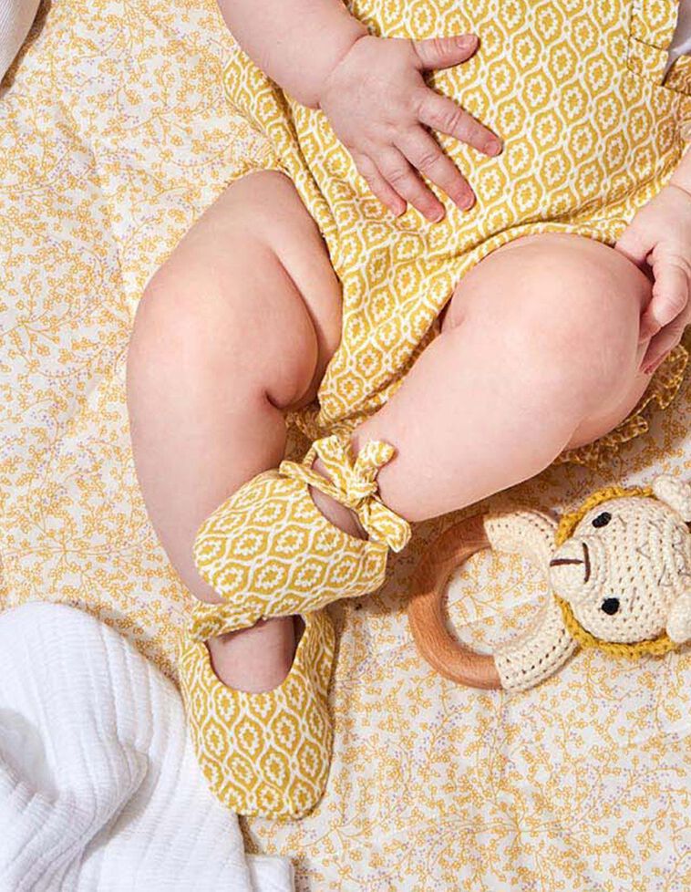 Babiestiefelchen mit Aufdruck in Grün