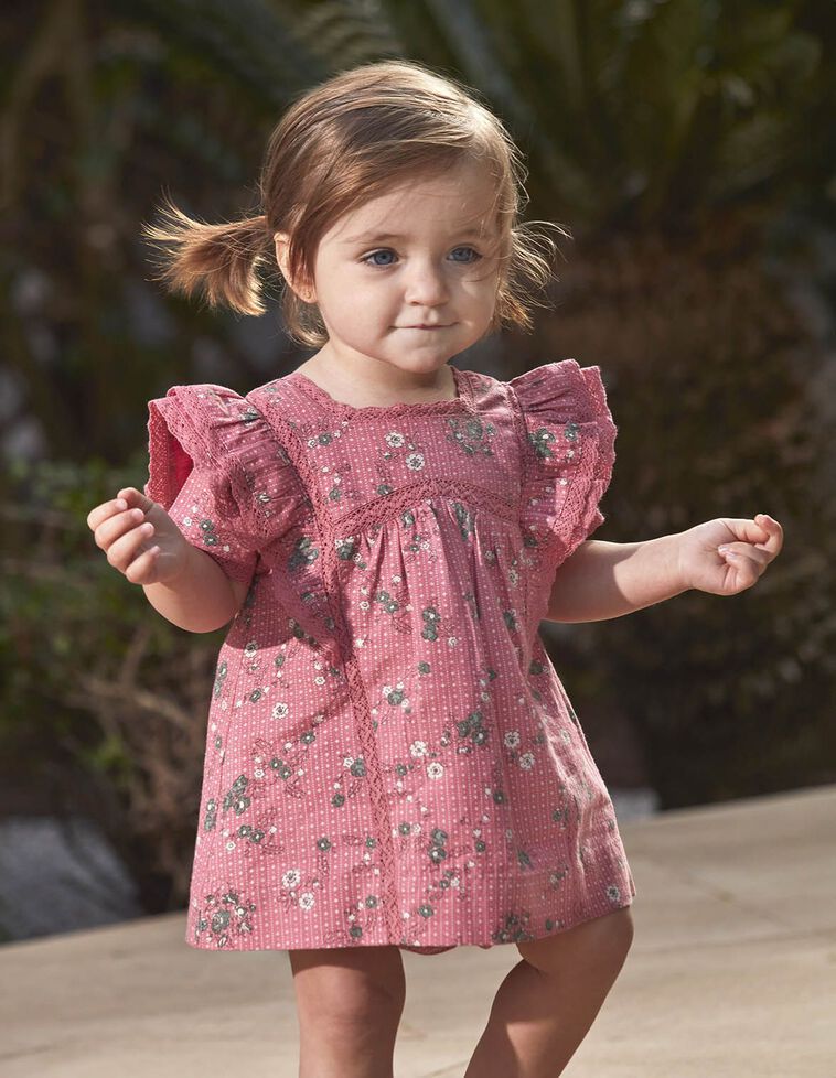 Robe rose imprimée à fleurs à volants