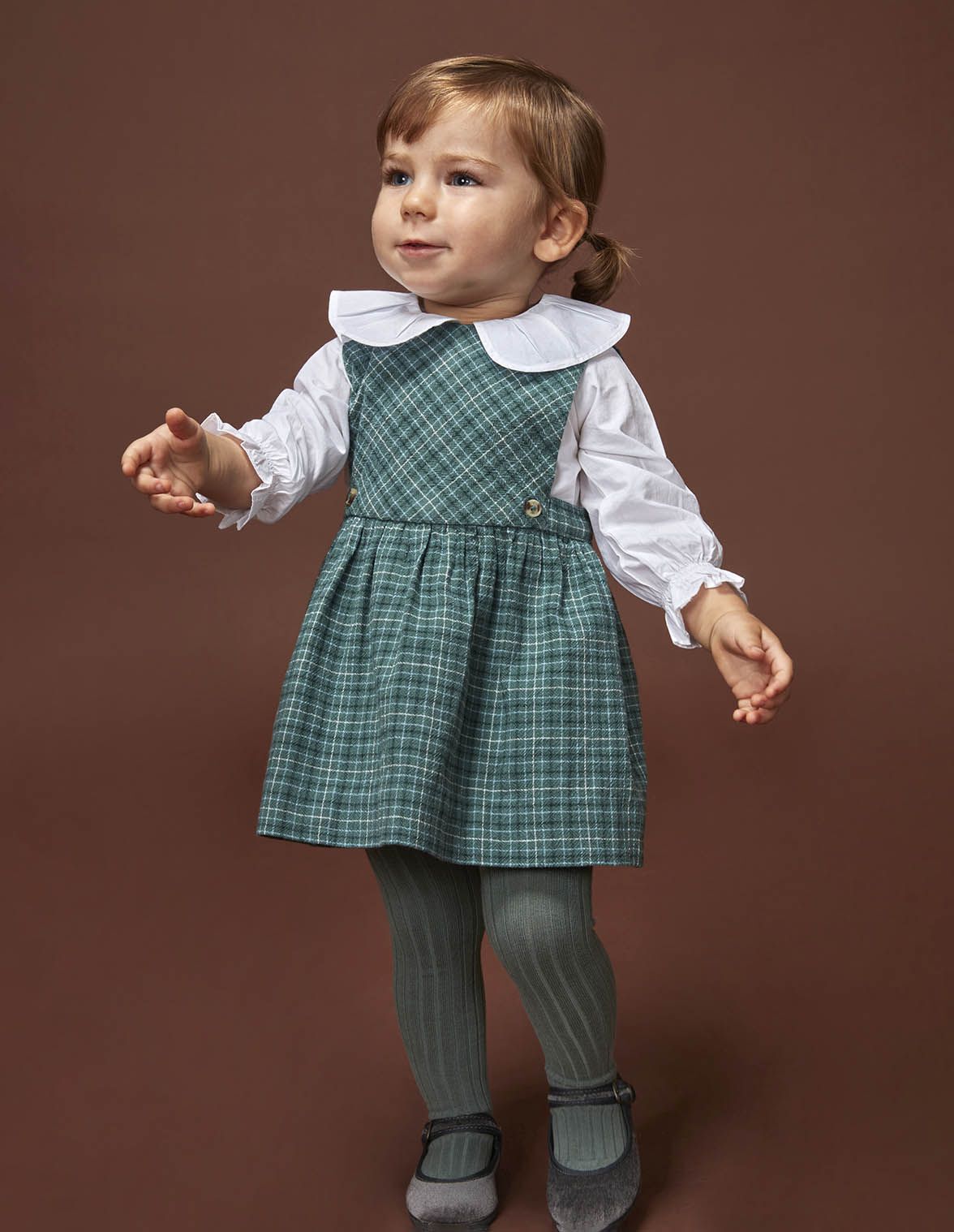 Robe chasuble a carreaux en tissu rustique vert pour bebe fille
