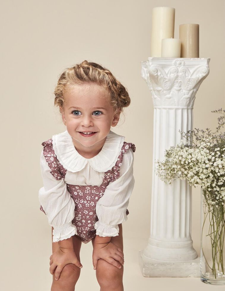 Chemise à col bébé et bordures brodées blanches