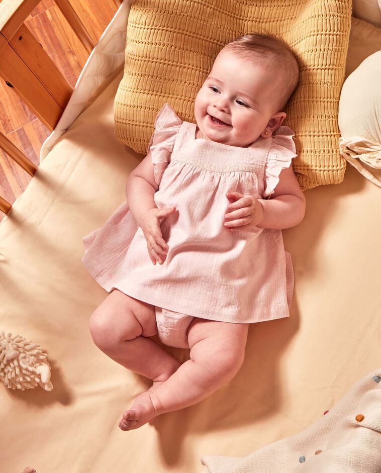 Vestido com bordados rosa