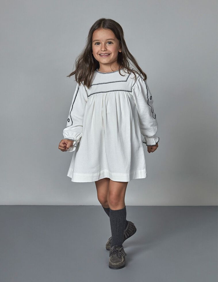 Vestido Corte Alto Com Bordados E Fitas Bordadas A Contrastar. Cru