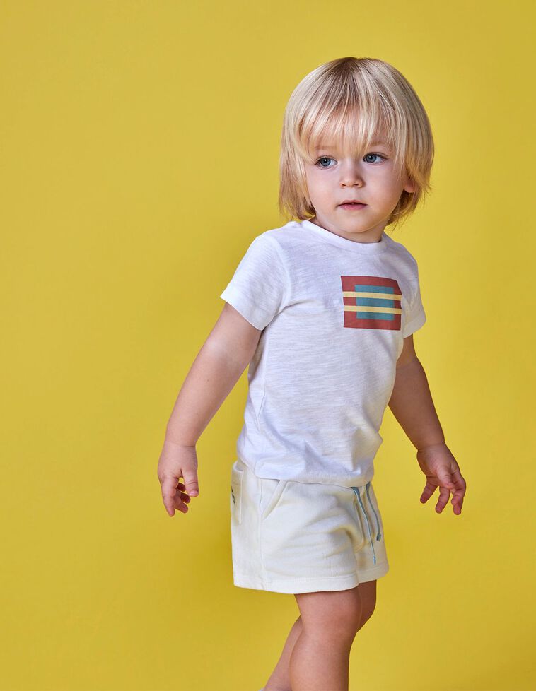 T-shirt branca estampada com bandeiras