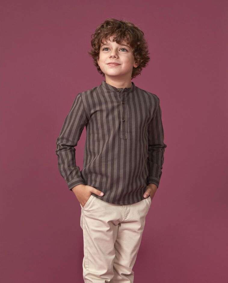 Camisa castanha &agrave;s riscas menino