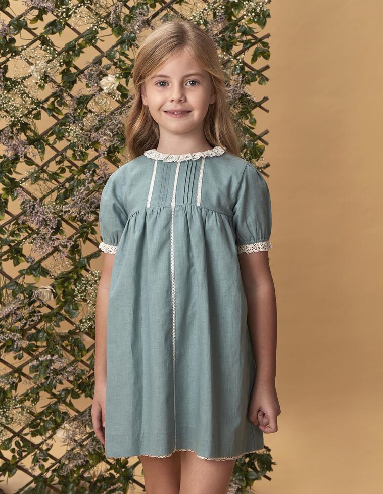 Robe en lin et bandes brodées vertes