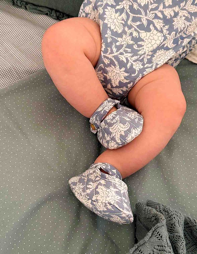 Gesteppte Babiestiefelchen mit hellblauem Aufdruck
