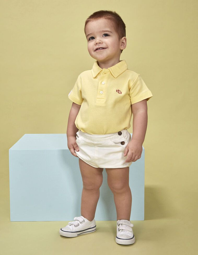 Polo jaune détails contrastés