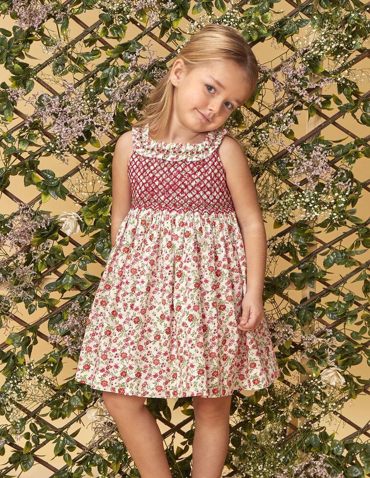 Robe fleurie blanche sans manches à volants