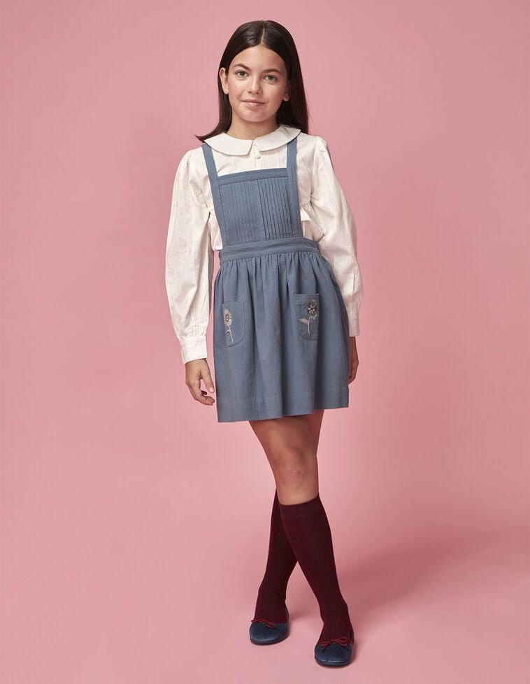 Vestido jardineira com fitas e bolsos bordados verde-petróleo