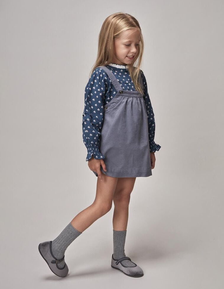 Vestido jardineira de veludo cotelê cinzento liso