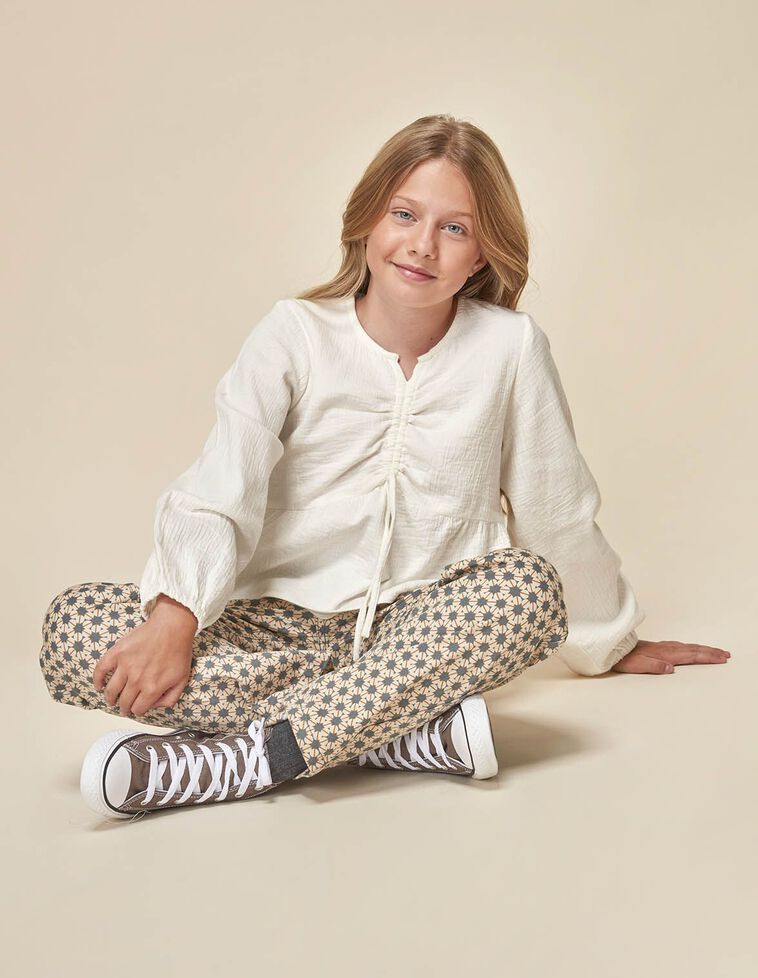 Blouse blanche froncée à nœud