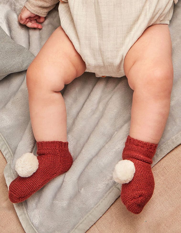 Botinhas Tipo Bota E Pompom Vermelho Escuro