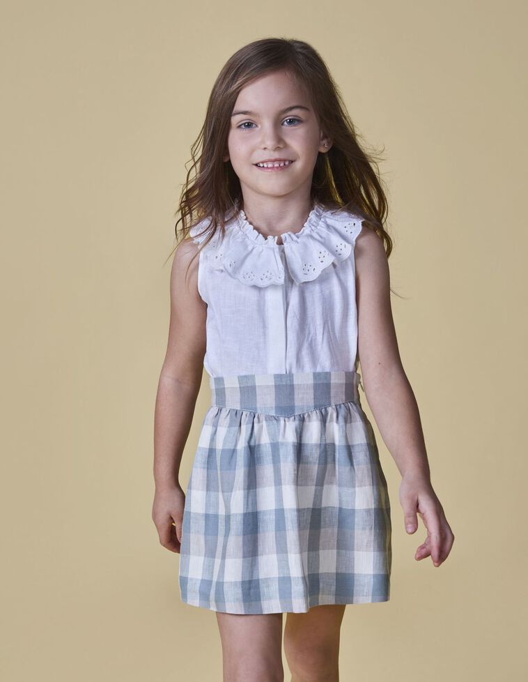 Blusa com gola bordada  esbranquiçada
