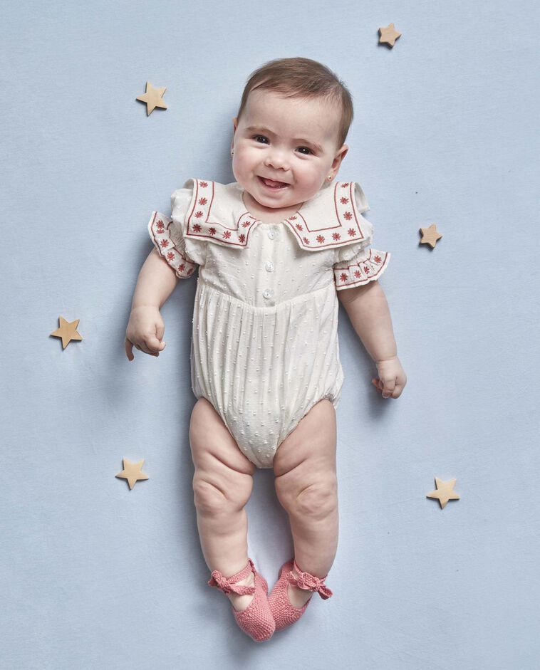 Babygrow com bordados a contraste branco/a