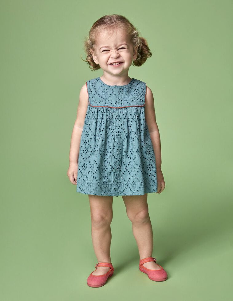 Robe ajourée contrastée bleu clair