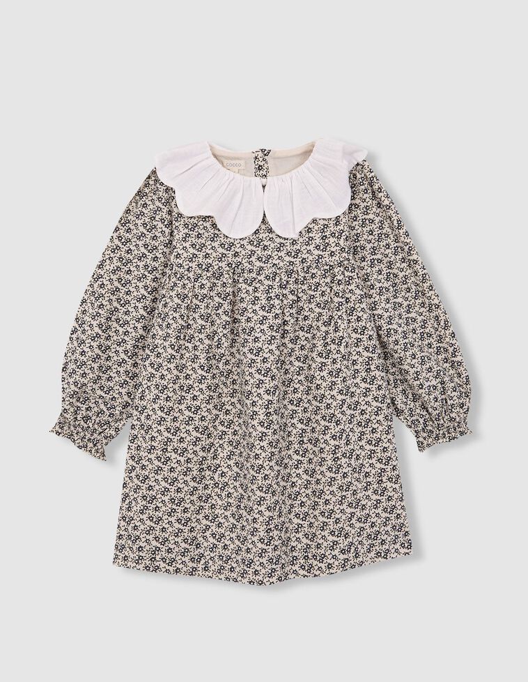 Robe à petites fleurs blanches