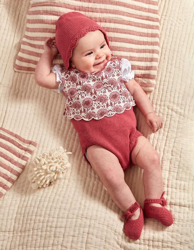 Bavoir avec broderie rose